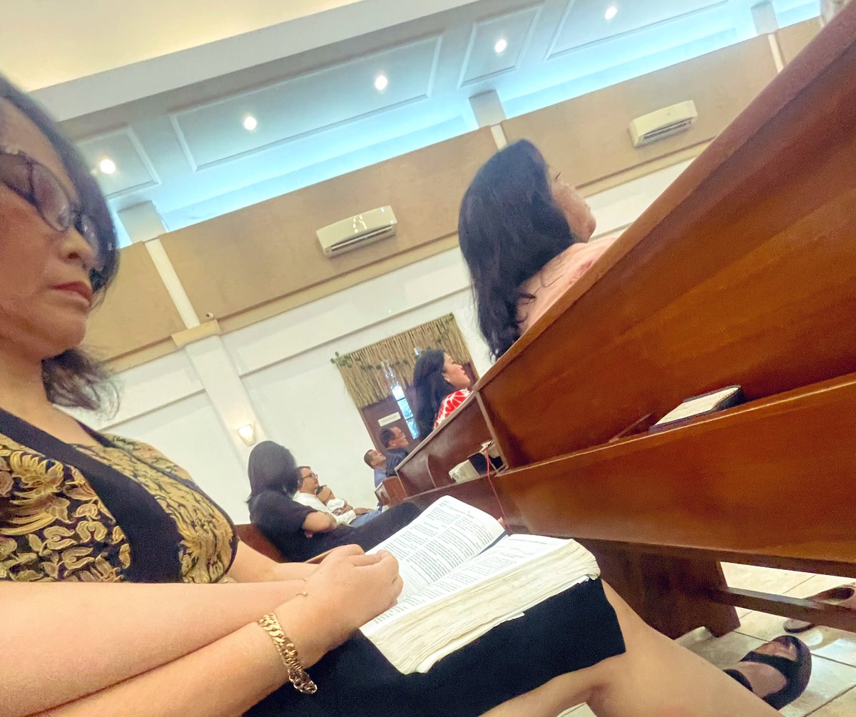 user60014002's tweet photo. selalu bergandengan❤️seperti sedang menyebrang❤️i love gandengan with my mom❤️i love holding her hand❤️best thing ever❤️i love her❤️ https://t.co/l0IPyVGU3I