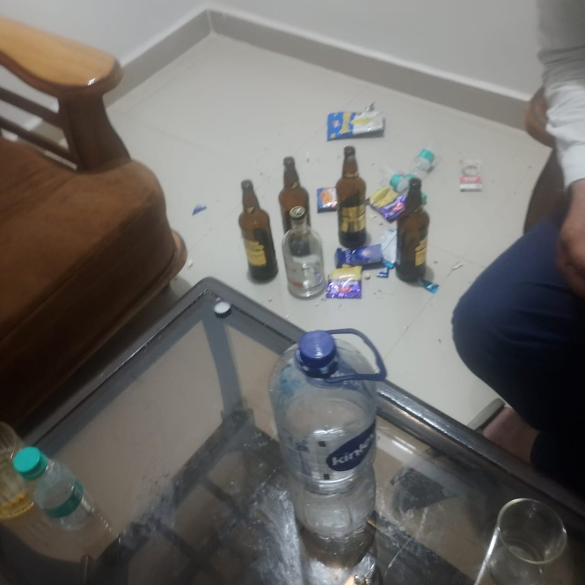 #Chitrakoot 25 वर्षो से एक ही जगह टिका  कनिष्ठ लिपिक 
जिलाधिकारी का कैम्प कार्यालय को बना रहा शराब और अय्यासी का अड्डा
जिलाधिकारी के आंखों में धूल झोंककर सिस्टम का कर रहा चीर हरण जल्दी ही करेंगे खुलासा
<a href="/DmChitrakoot/">Social Media Cell DM Chitrakoot</a>
<a href="/myogiadityanath/">Yogi Adityanath</a>