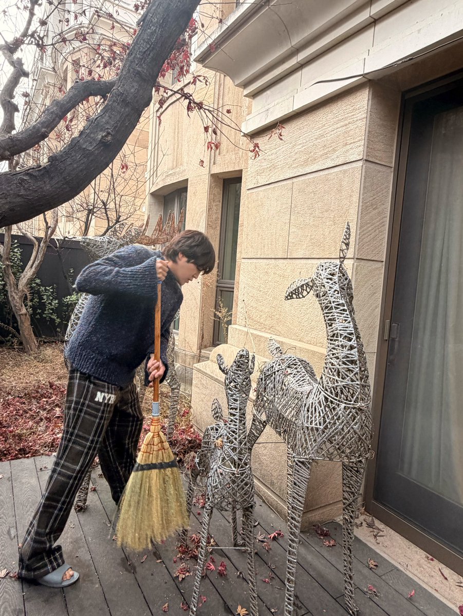Kkorepo's tweet photo. #チャン・グンソク、掃除をする姿もプリンス級…背中についた枯葉になりたい　
#チャングンソク　
🔗https://t.co/Vf2RJBCEbS https://t.co/tbzHt6JyTg