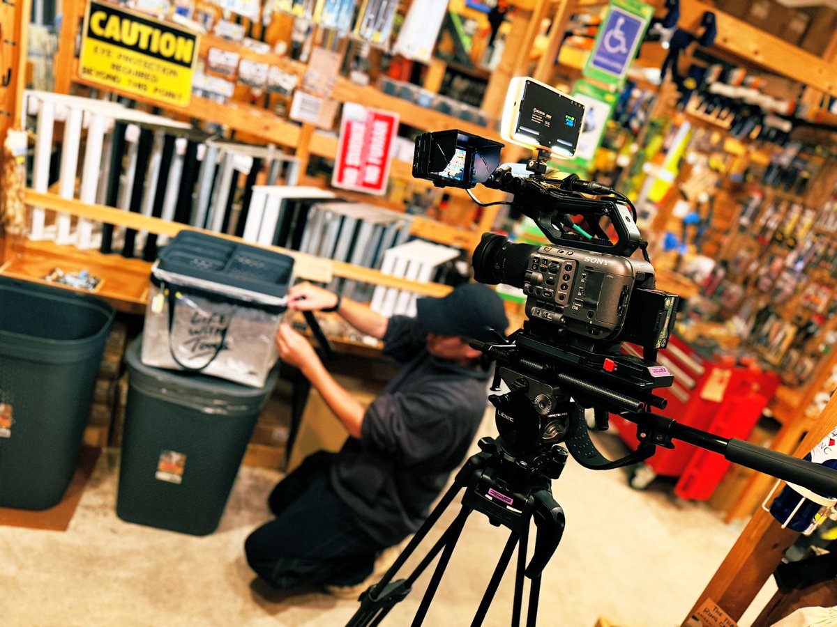 TimecodeLab's tweet image. 本日はレギュラーのキャンプ番組ロケ。
ギアショップを2軒、紹介させていただきました。
当然、インサート祭になるわけですが、今回は紹介するギアが予め厳選されていたため、それぞれ30分巻きで終わることが出来ました！
このロケでは珍しい！！というか初めてだわ！(汗

メインカメラはSONY FX6。