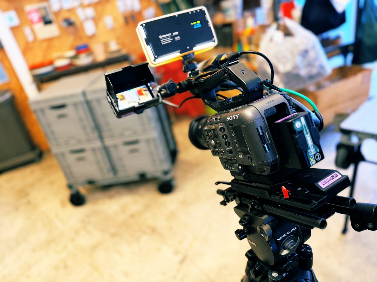 TimecodeLab's tweet image. 本日はレギュラーのキャンプ番組ロケ。
ギアショップを2軒、紹介させていただきました。
当然、インサート祭になるわけですが、今回は紹介するギアが予め厳選されていたため、それぞれ30分巻きで終わることが出来ました！
このロケでは珍しい！！というか初めてだわ！(汗

メインカメラはSONY FX6。