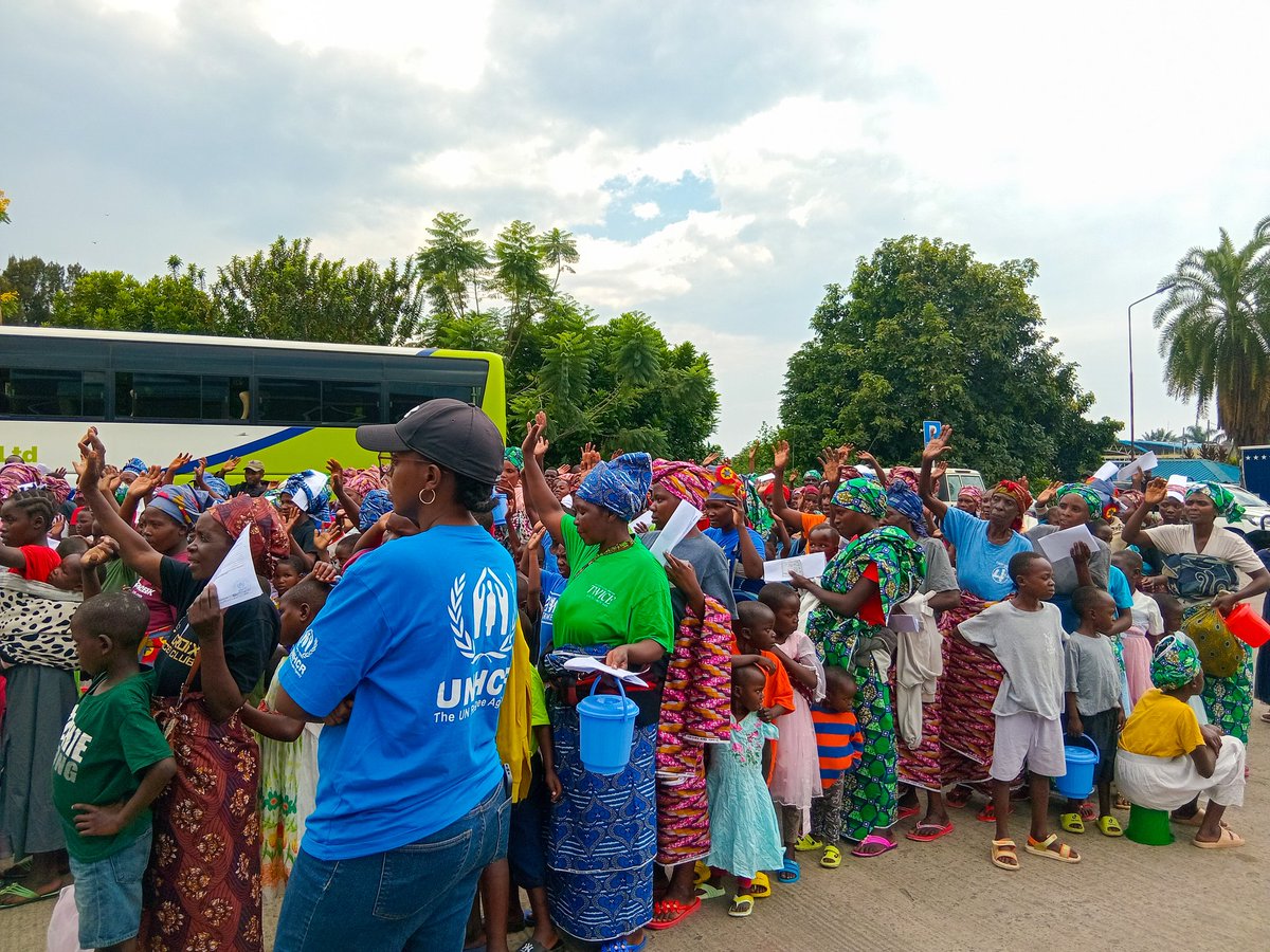 RubavuDistrict's tweet image. Kuri uyu wa Kane ku mupaka wa La Corniche (OSBP), Visi Meya ushinzwe imibereho myiza @Ishi_pacy yakiriye Abanyarwanda 337 batashye baturutse muri RDC. Yabahaye ikaze mu gihugu cyabo abashimira icyemezo cyabo cyo kugaruka abifuriza kwisanga mu mibereho myiza ibategereje mu Rwanda.