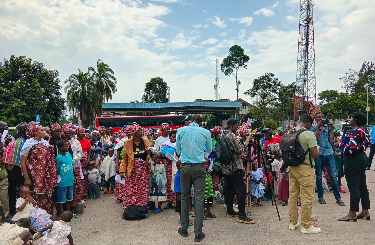 RubavuDistrict's tweet image. Kuri uyu wa Kane ku mupaka wa La Corniche (OSBP), Visi Meya ushinzwe imibereho myiza @Ishi_pacy yakiriye Abanyarwanda 337 batashye baturutse muri RDC. Yabahaye ikaze mu gihugu cyabo abashimira icyemezo cyabo cyo kugaruka abifuriza kwisanga mu mibereho myiza ibategereje mu Rwanda.