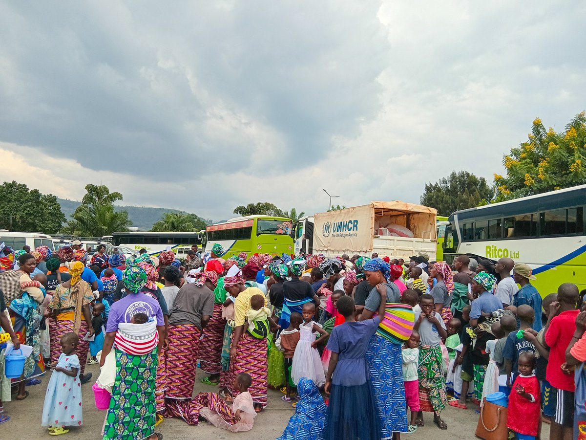 RubavuDistrict's tweet image. Kuri uyu wa Kane ku mupaka wa La Corniche (OSBP), Visi Meya ushinzwe imibereho myiza @Ishi_pacy yakiriye Abanyarwanda 337 batashye baturutse muri RDC. Yabahaye ikaze mu gihugu cyabo abashimira icyemezo cyabo cyo kugaruka abifuriza kwisanga mu mibereho myiza ibategereje mu Rwanda.