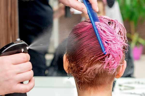 Peluquería y riesgos ocultos: claves técnicas para controlar la exposición química y ergonómica prevencionar.com/2025/12/11/pel…