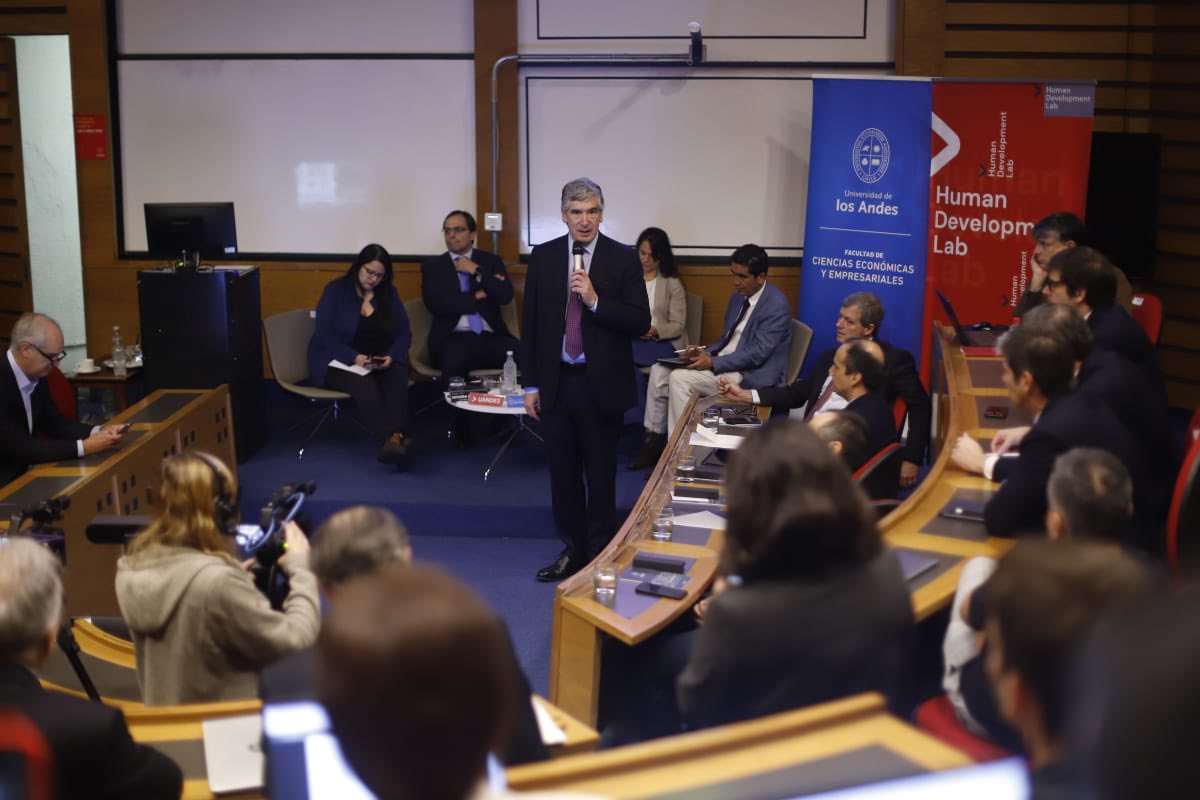 Comenzó el seminario “Impacto y riesgos fiscales del FES” en Uandes con José Antonio Guzmán, Rector. Andrea Repetto, Javiera Martínez, D. de Presupuestos, 
Ignacio Briones,
Matías Acevedo, Sebastián Claro 👉youtube.com/live/_szRjVSjw…