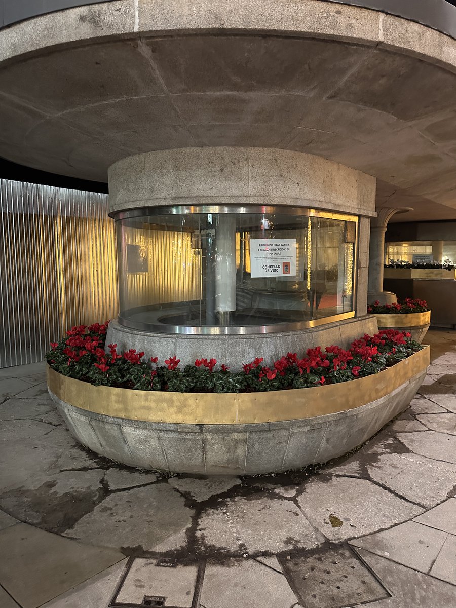 Na ficha do Plan Especial do Casco Vello de Vigo, sobre o (protexido) quiosco do Paseo de Alfonso, se prohibe a "alteración dous elementos protexidos". E preguntámonos, era necesario poñer as frores aí, sobre a bancada do quiosco?, pódese ser máis charramangueiro, máis cafre?