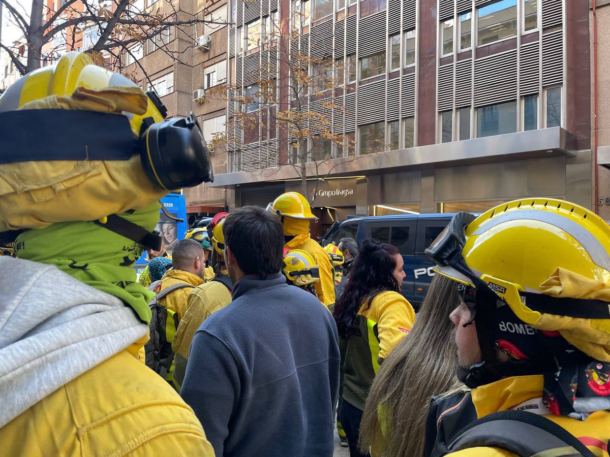Hoy las comunistas de Madrid hemos estado en la concentración de los bomberos forestales frente a Tragsa 👩‍🚒✊🏻

Llevan en huelga indefinida desde el verano por un convenio congelado desde 2008, y la respuesta son cargas, detenciones y gas pimienta ❌