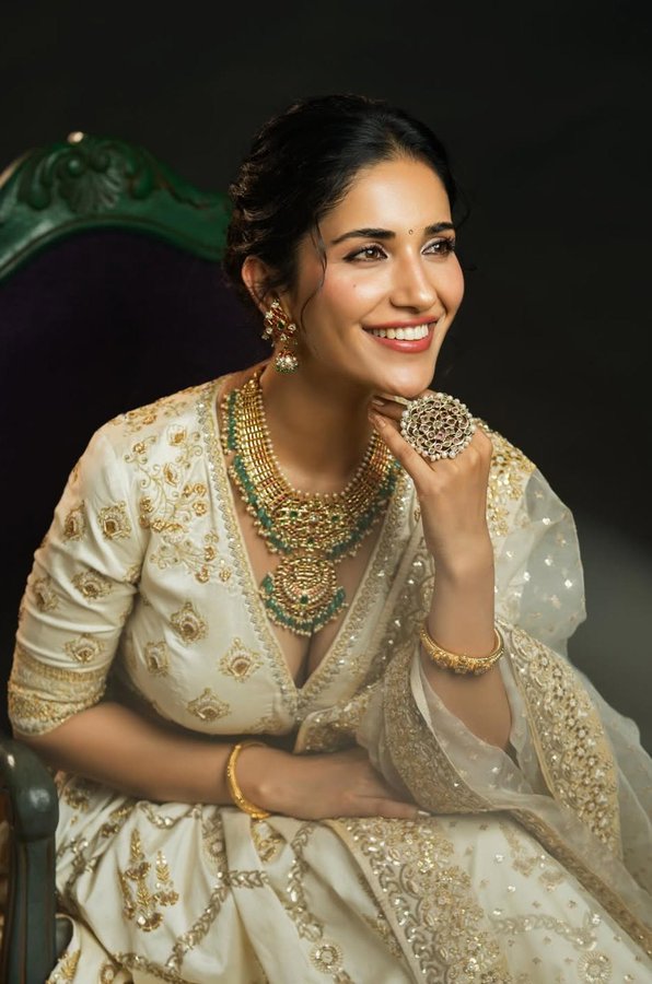 G74ztR1aIAE-SQ0?format=jpg&name=900x900