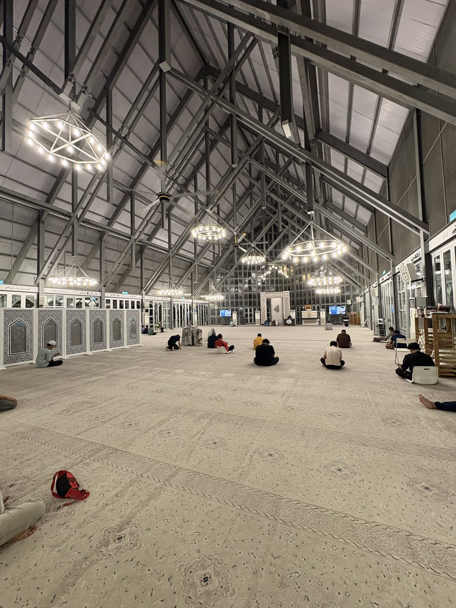 Para provider terutama lelaki, jadikanlah masjid-masjid sebagai tempat ‘rehat jasad &amp; minda’ setelah penat urusan kerja selesai.

Waktu Maghrib sehingga Isyak sangat digalakkan.