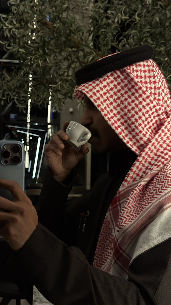 مساء الخير
قنوع بكل شيء .. إلا في تقديري لذاتي 
ما تليق فيني الهوامش وأنا عنوان واضح .