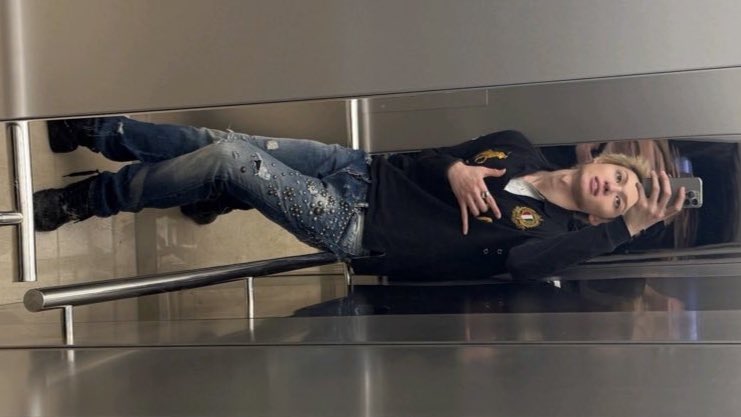 cortisrecords's tweet image. martin and his elevator selfies are so peak