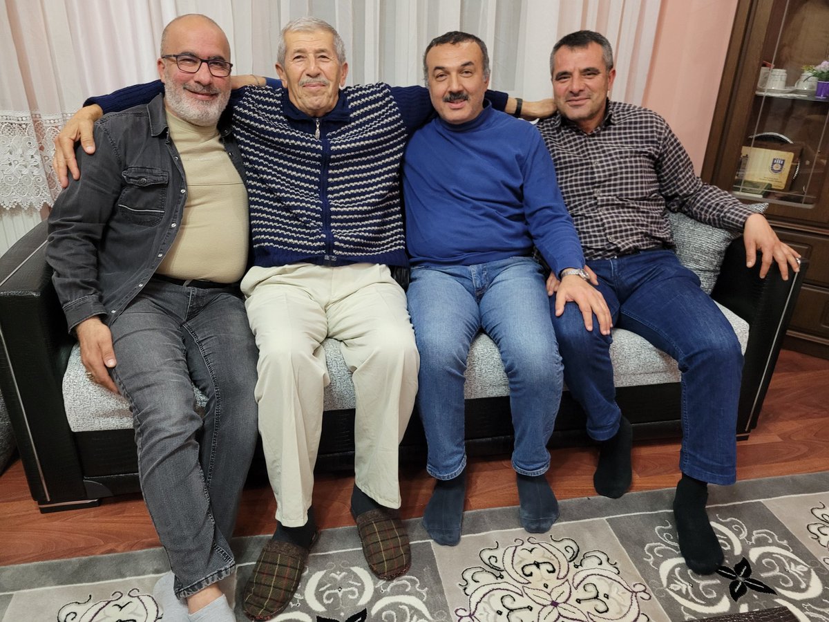 İlkokul öğretmenimizi sınıf arkadaşlarımızla evinde ziyaret ettik. Keyifli bir akşamdı. 38 yıl olmuş
#hatıranyeter
<a href="/tcmeb/">Millî Eğitim Bakanlığı</a> <a href="/Yusuf__Tekin/">Yusuf Tekin</a>