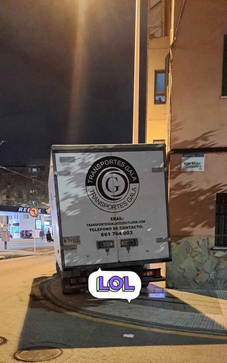 Avui a aparca on vulguis i com vulguis, que tant fa... Passarem el vespre aquí (dit pel conductor), que poca nossa fa. És igual si no poden passar vianants, ni carretons ni cadires de rodes. 
<a href="/policiadepalma/">Policia de Palma</a>
