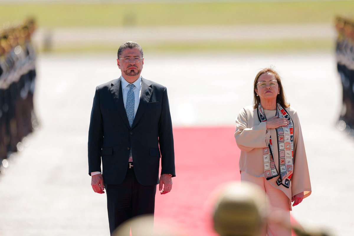 PresidenciaSV's tweet photo. Damos la bienvenida a El Salvador al Presidente @RodrigoChavesR, Jefe de Estado de la hermana República de Costa Rica. 🇸🇻🤝🏻🇨🇷

A su llegada al Aeropuerto Internacional fue recibido por @CancillerAleHT y se le brindaron todos los honores en el inicio de su Visita Oficial a nuestro país.