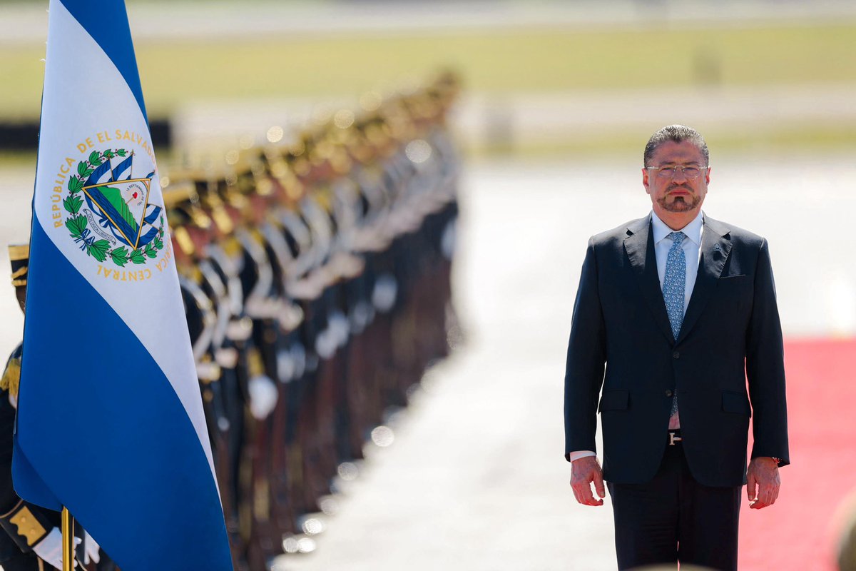 PresidenciaSV's tweet photo. Damos la bienvenida a El Salvador al Presidente @RodrigoChavesR, Jefe de Estado de la hermana República de Costa Rica. 🇸🇻🤝🏻🇨🇷

A su llegada al Aeropuerto Internacional fue recibido por @CancillerAleHT y se le brindaron todos los honores en el inicio de su Visita Oficial a nuestro país.