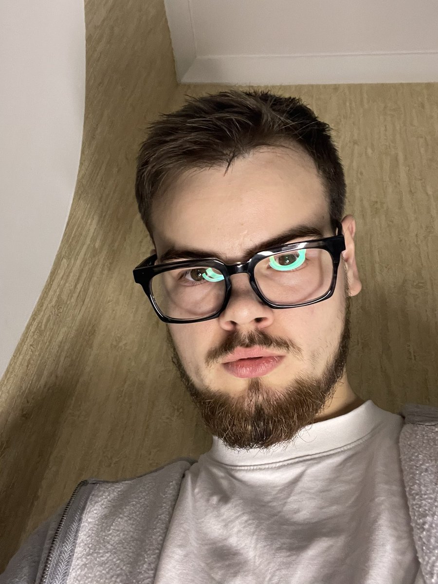 vellx77's tweet image. Він виспався .