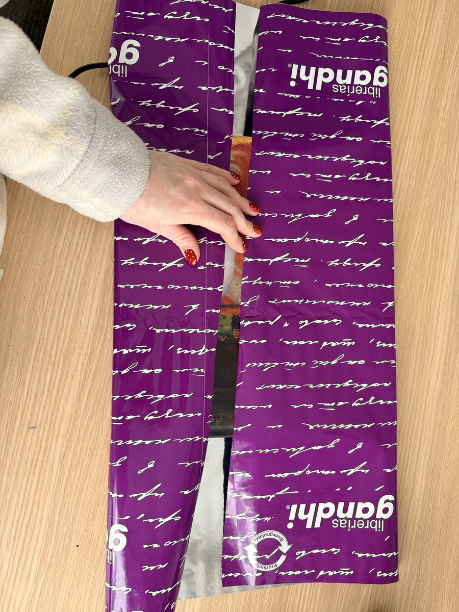 feergar_'s tweet photo. @LibreriasGandhi ya no quieren envolver para regalo, te dan el papel paga que tú envuelvas, pero no dan el suficiente, ¿entoncessssss? https://t.co/fC5y3GVBP1