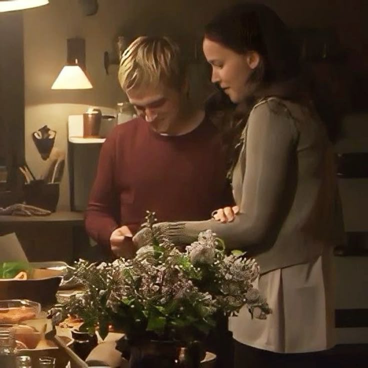 allfiredoe's tweet image. “We always seem to have a supply of these since Peeta found out they were my favorite.”

“Peeta comes by every day to bring me cheese buns and begins to help me work on the family book.“

“Instead I sit around stuffing myself with cheese buns and watching Peeta sketch”