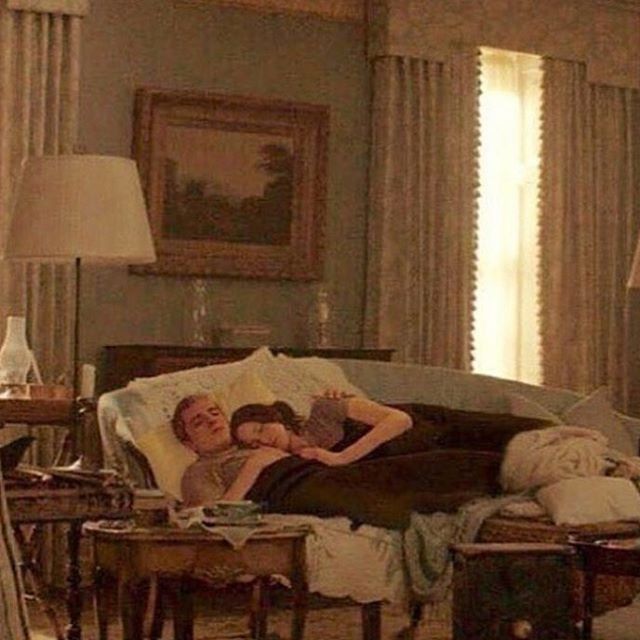 allfiredoe's tweet image. “We always seem to have a supply of these since Peeta found out they were my favorite.”

“Peeta comes by every day to bring me cheese buns and begins to help me work on the family book.“

“Instead I sit around stuffing myself with cheese buns and watching Peeta sketch”