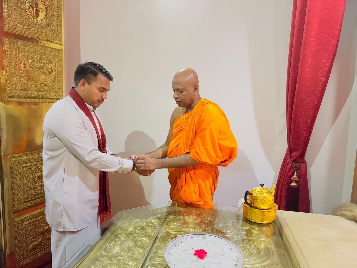 Visited the historic Olabodduwa Rajamaha Viharaya in Kalutara today. Had the honour of receiving blessings from the Chief Incumbent, Saddharma Keerthi Sri Vinayacharya Most Ven. Olabodduwe Dhammika Nayaka Thero, and participated in religious rituals at the Sacred Relics Shrine