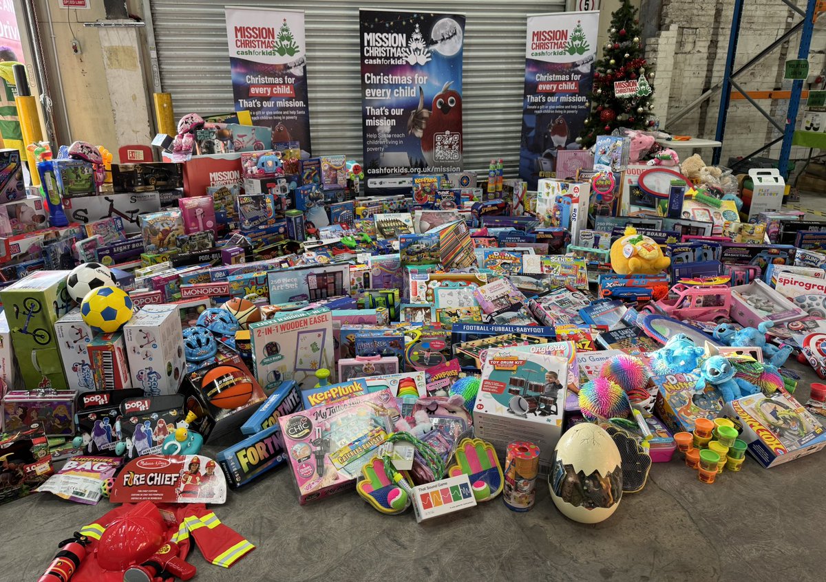 ACFONattrass's tweet image. Thank you to @manchesterfire and everyone who has contributed their time to volunteer or buy gifts for MISSION CHRISTMAS to make sure that children living in poverty have something special to open on Christmas Day 🎅 ⛄️ 🎄 ❤️ 🔥 🚒 #CommunitySpirit