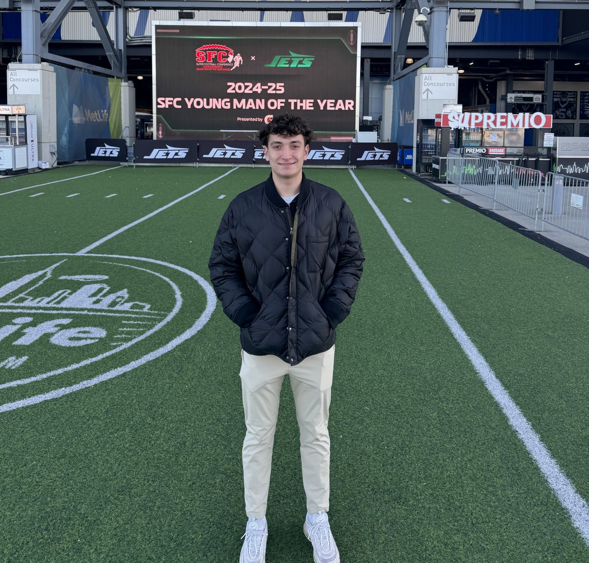 NHRHS_Athletics's tweet photo. 🏈Congratulations to Dylan DeNobile for being honored at MetLife Stadium as the Highlands recipient of SFC Young Man of the Year!
🏈 @nhrhs1 @NHSportsAssoc @NHighlandsFB @SFCFootballNJ https://t.co/7jBHNgdS05