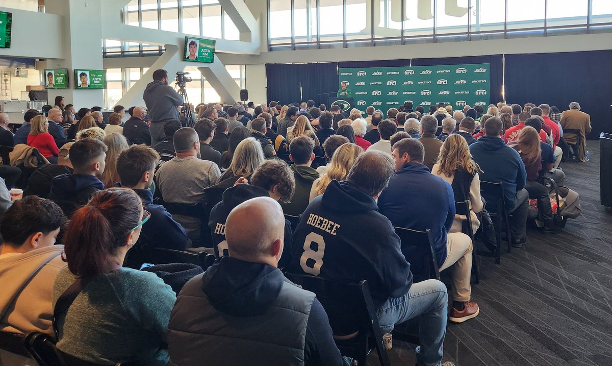 NHRHS_Athletics's tweet photo. 🏈Congratulations to Dylan DeNobile for being honored at MetLife Stadium as the Highlands recipient of SFC Young Man of the Year!
🏈 @nhrhs1 @NHSportsAssoc @NHighlandsFB @SFCFootballNJ https://t.co/7jBHNgdS05