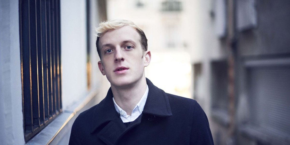 ŞULE S. ÇİLTAŞ – Édouard Louis balonu ya da burjuvazinin gizli çekiciliği:
“Tek başına herkese karşı yazmak isteyen Louis örneği, 'devrim niteliğinde' seçeneğiyle pazarlama yöntemlerinin özünü temsil eder. Kaprisli, asi, kararlı ve mümkünse lanetlenmiş bir yazara her zaman