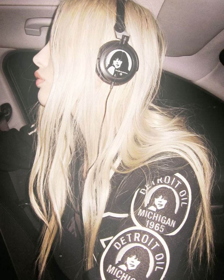 Lumas_Chengzhu's tweet image. Starman - #Alê

Alê não via sentido na música, não gostava ou apreciava, não fazia sentido para si algo tão doloroso ser a felicidade de outras pessoas.

Ou onde Alê vê um clipe de rock em uma TV de bar e finalmente entende o que música significa e se apaixona por ela

#HEXATOMBE