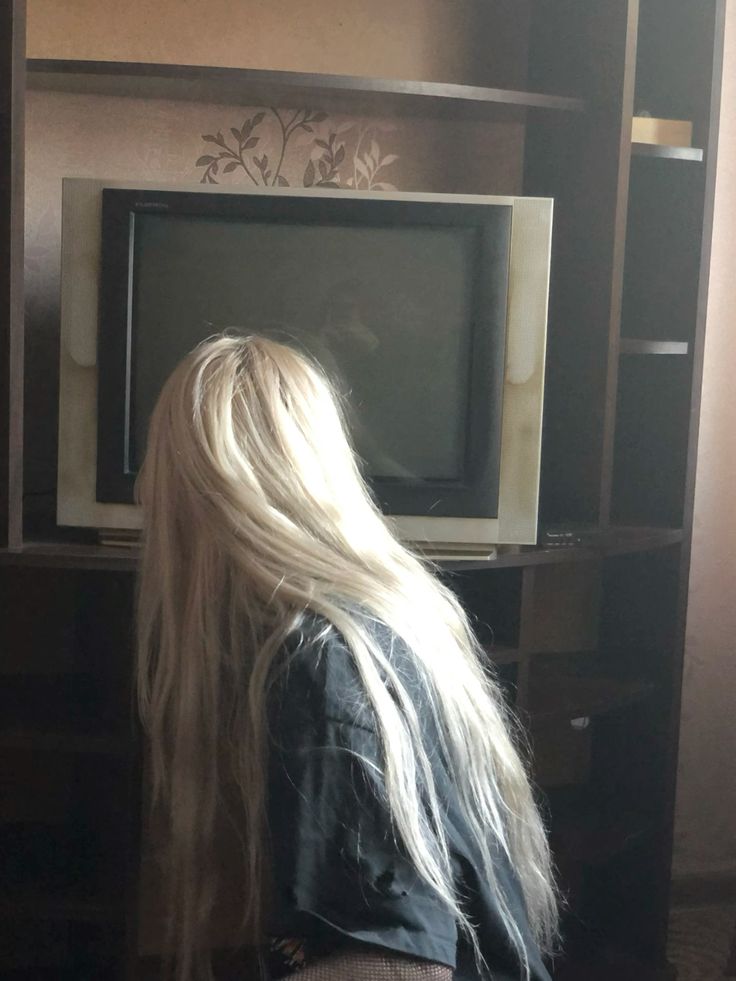 Lumas_Chengzhu's tweet image. Starman - #Alê

Alê não via sentido na música, não gostava ou apreciava, não fazia sentido para si algo tão doloroso ser a felicidade de outras pessoas.

Ou onde Alê vê um clipe de rock em uma TV de bar e finalmente entende o que música significa e se apaixona por ela

#HEXATOMBE