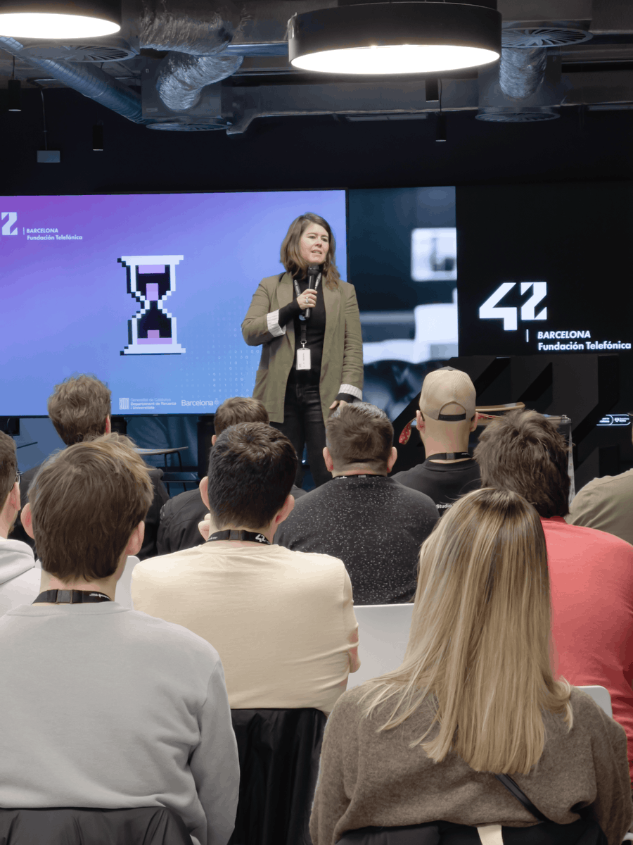 42BarcelonaFTef's tweet photo. Esta semana en 42 Barcelona hemos sumado la energía de más de 50 personas que comienzan el Cursus, ese punto de partida donde todo cambia: la forma de aprender, de colaborar… y de descubrirse a uno mismo.
Puede que desde fuera parezca “un centro formativo más”, pero quienes ya han pasado por aquí saben que llegar a ser estudiante de 42 no es casualidad.

Cada una de estas personas ha superado una Piscina que no solo mide habilidades técnicas, sino constancia, capacidad de trabajar en equipo y, sobre todo, el coraje de seguir intentándolo cuando nada sale a la primera. Y después de largas noches de esfuerzo, de retos inesperados y de momentos de duda que se transformaron en logros… empiezan su aprendizaje en 42.

El Cursus no es un camino marcado: es una aventura. Aprenderán a construir desde cero, a equivocarse rápido y a mejorar aún más rápido. A descubrir que cada persona que tienen al lado tiene una historia distinta, un talento diferente y un papel clave en el aprendizaje colectivo.

Si estás leyendo esto y sientes una chispa de curiosidad, no la ignores. Quizá tú puedas estar en la próxima foto de bienvenida. Quizá también tengas esa mezcla de valentía y ganas de aprender que impulsa a 42.

Porque 42 no busca estudiantes perfectos.
Busca personas dispuestas a superarse.
¿Quieres saber cómo se vive realmente desde dentro?
La puerta está abierta.