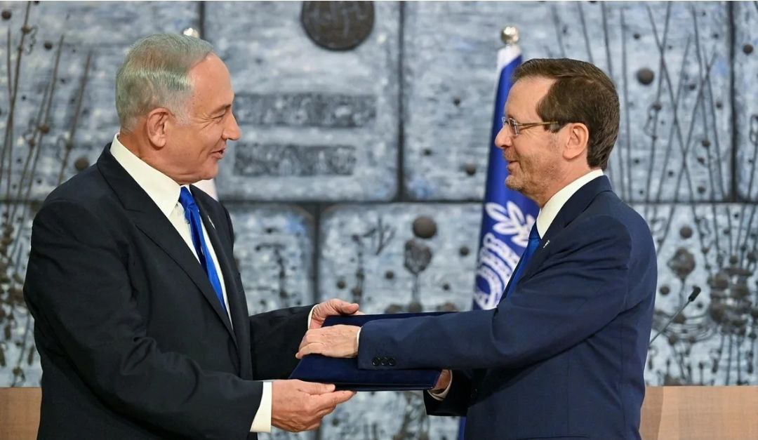 על רקע הדיווחים על מפגשים של אזרחים עם הנשיא או בבית הנשיא בנושא חנינה או ועדת חקירה ממלכתית, קחו עצה ממי שראתה לאורך שנים איך נתניהו מפרק מחאות. 
לנתניהו יש שיטה להתמודדות עם מאבקים ציבוריים שמפריעים לו. נקרא לה "שיטת חיבוק ופירוק".

שלב ראשון:
נתניהו קורא ל"נציגי המאבק" לפגישה.