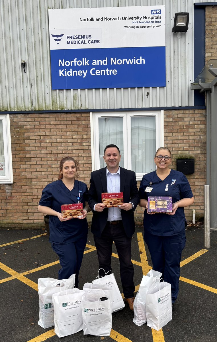 jimmyelvin's tweet photo. Festive cheer at the @NNUH Kidney Dialysis Centre ЁЯОД
I dropped off mince pies, biscuits & chocolates for both patients and staff as part of @Price_BaileyтАЩs Giving Back initiative.
A cause close to my heart as I only have one kidney тЭдя╕П
#GivingBack #CommunitySupport #TeamPB https://t.co/76KWT5yet5