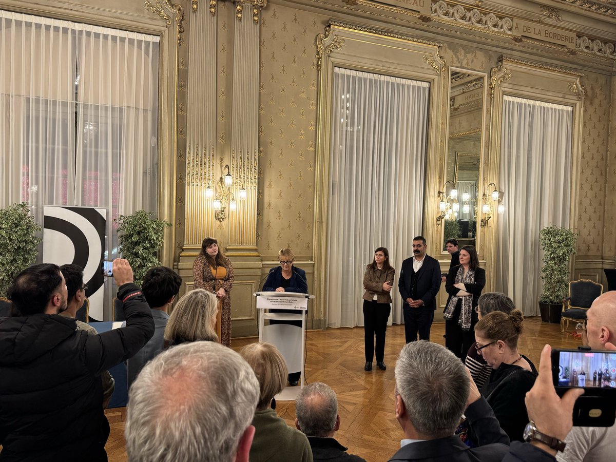 Setu kreñvaet al liammoù etre Pobl Vreizh ha Pobl Gurdistan : Nathalie Appéré maerez Roazhon a zo o sinañ an emglev gevelliñ etre #Roazhon #Rennes ha #Diyarbakir #Amed. Disoc'h bloavezhioù a labour kaset da benn gant <a href="/AmKurBret/">Amitiés kurdes de Bretagne</a>

#Kurdistan #Bretagne #Breizh #Bzhg