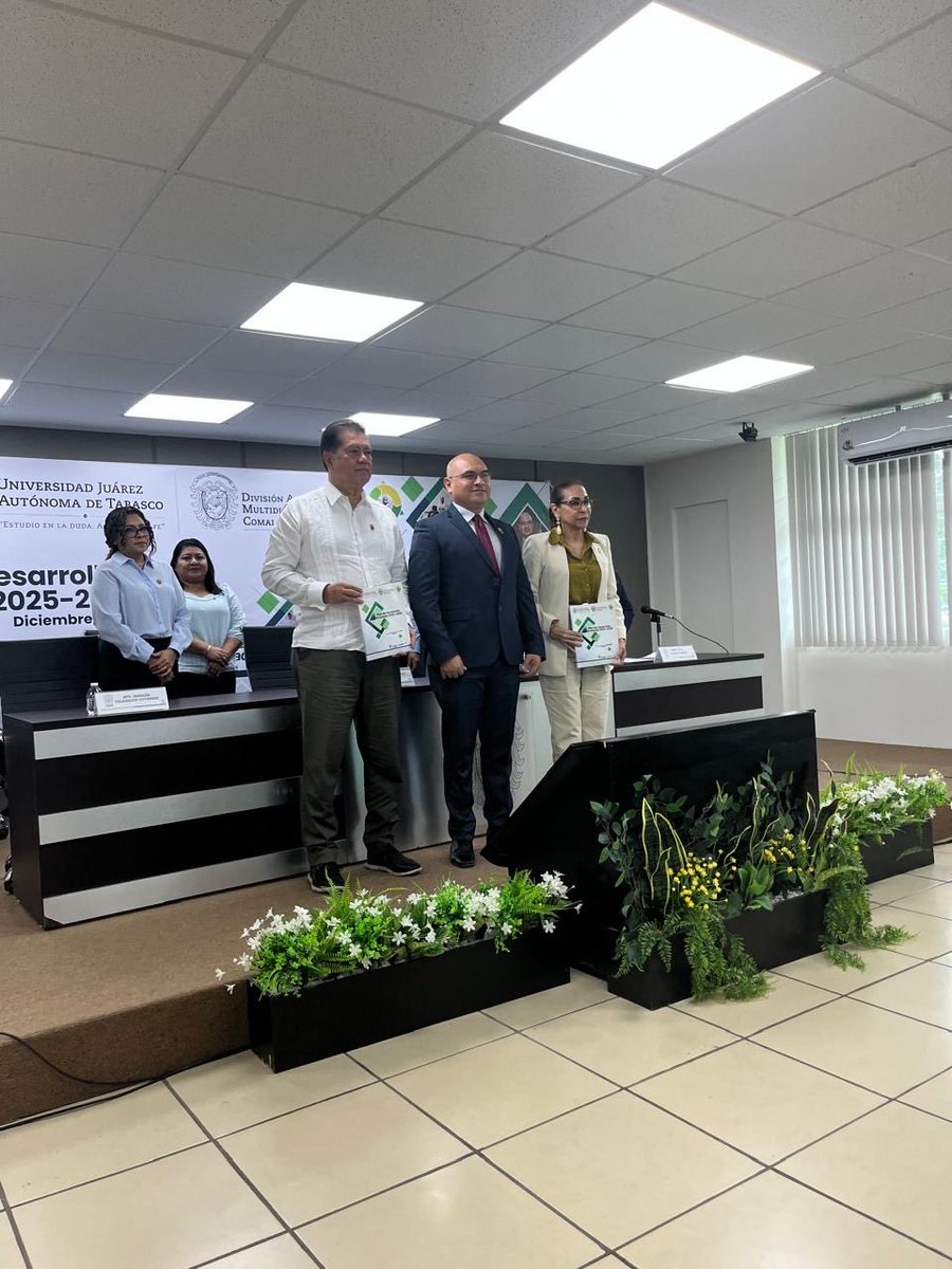Mi reconocimiento y felicitación al Dr. José Alfredo Díaz Gandarilla por la presentación del Plan de Desarrollo Institucional 2025–2029. Un documento visionario que traza rumbos claros para el fortalecimiento académico, administrativo y social de nuestra Universidad. 👏📚🎓