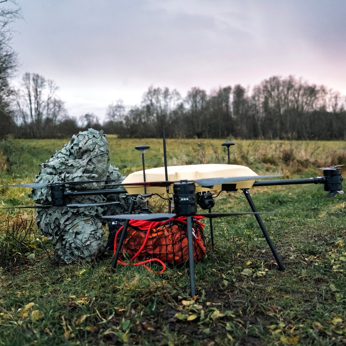 Tom_Antonov's tweet photo. French SOF operators conducting a drone-assisted medical resupply to a casualty during Exercise Bold Adra hosted by Estonian SOCOM.
#BOAD25 Via @NATO_SOF https://t.co/vjwsmk0tM2