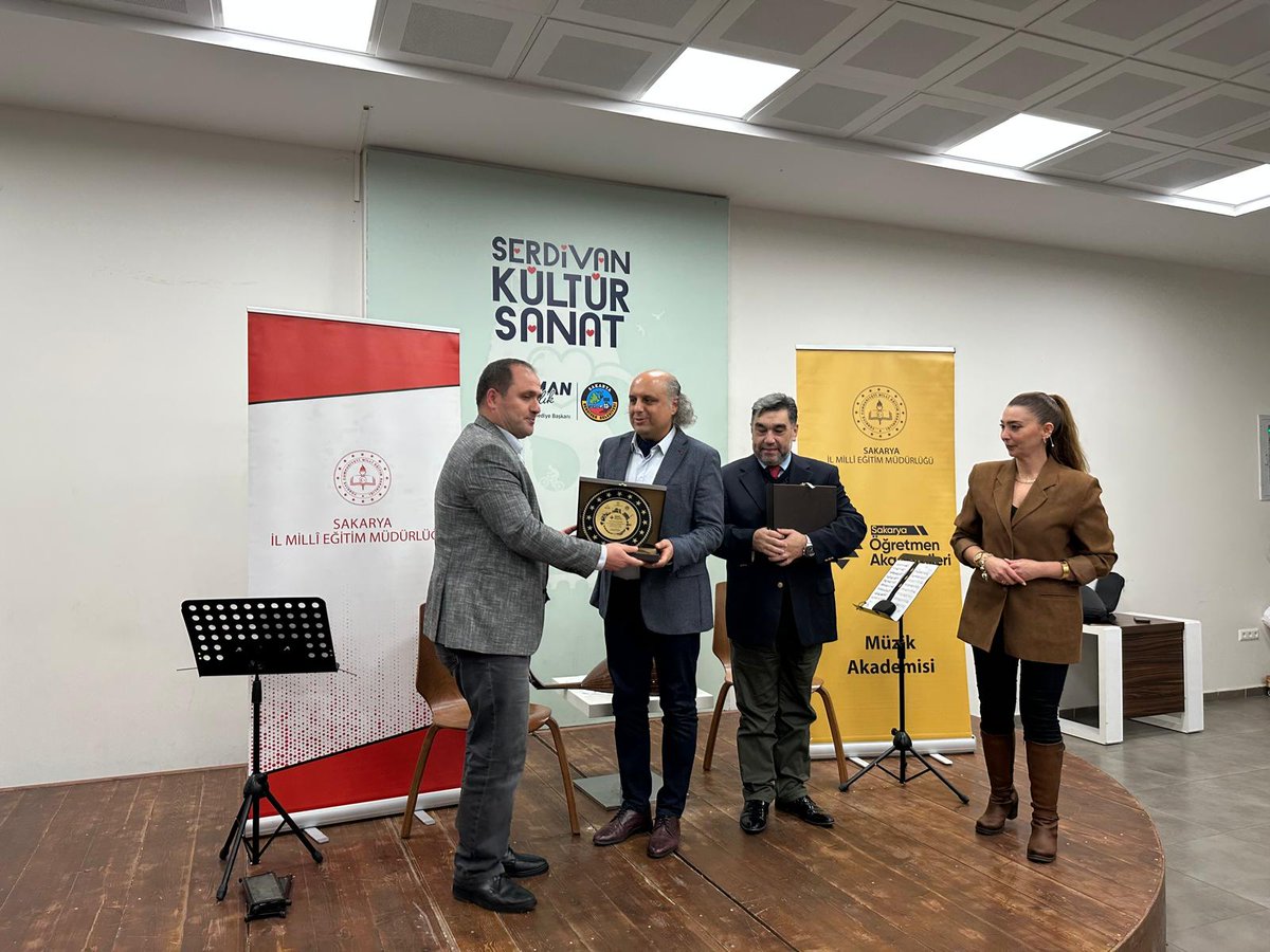 Bakanlığımız öncülüğünde başlatılan Sakarya Öğretmen Akademileri kapsamında açılan Müzik Akademisi’nin bu haftaki dersi, “Sakarya' da Yetişen Bestekârlar Söyleşi ve Dinleti” başlığı altında, Prof. Dr. Ferdi Koç ve Dr. Abdullah Uysal rehberliğinde gerçekleştirildi 

📍Serdivan