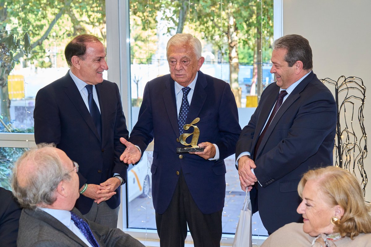 SGR_Garantia's tweet photo. Homenaje y distinción por su comprometida dedicación a @SGR_Garantia  a 𝗙𝗿𝗮𝗻𝗰𝗶𝘀𝗰𝗼 𝗛𝗲𝗿𝗿𝗲𝗿𝗼 𝗟𝗲𝗼́𝗻 (Lamaignere S.A.) 𝗙𝗲𝗿𝗻𝗮𝗻𝗱𝗼 𝗙𝗮𝗰𝗲𝘀,  𝗝𝗼𝗮𝗾𝘂𝗶𝗻𝗮 𝗟𝗮𝗳𝗳𝗮𝗿𝗴𝗮 𝘆 𝗠𝗮𝗿í𝗮 𝗦𝗼𝗹𝗲𝗱𝗮𝗱 𝗖𝗮𝗺𝗽𝗼𝘀 𝗟𝘂𝗰𝗲𝗻𝗮. 

https://t.co/qniM5xGwov https://t.co/DQSqQ5com0