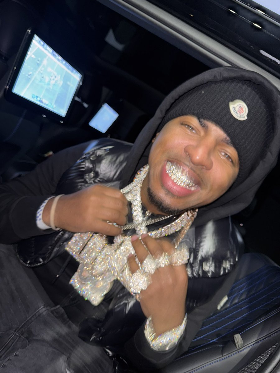 KevanGotBandz's tweet photo. Rappin in closets to signing on private jets https://t.co/X3vcgrzt8n