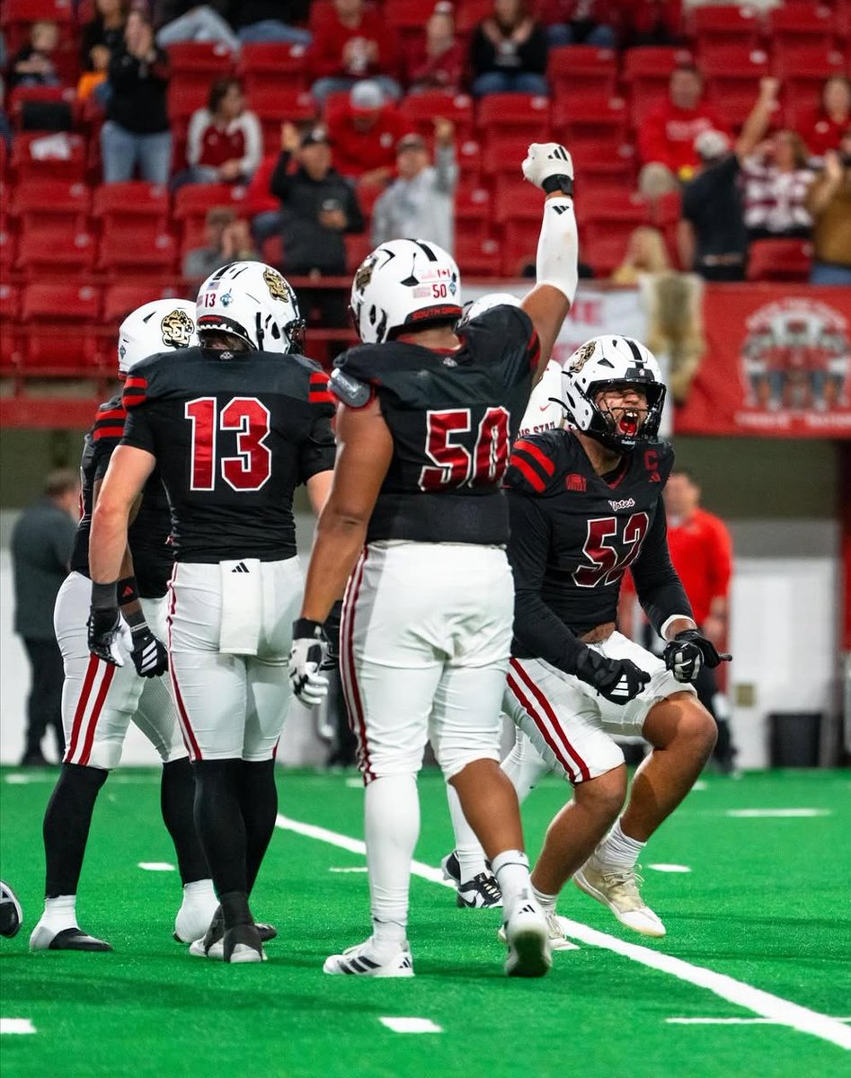 Catch me on Gridiron Nation this week, speaking on 2 Canadian college  football players south of the border who you should pay attention to: 🔴 Chris  Dixon, South Dakota DT 🔵 Bol