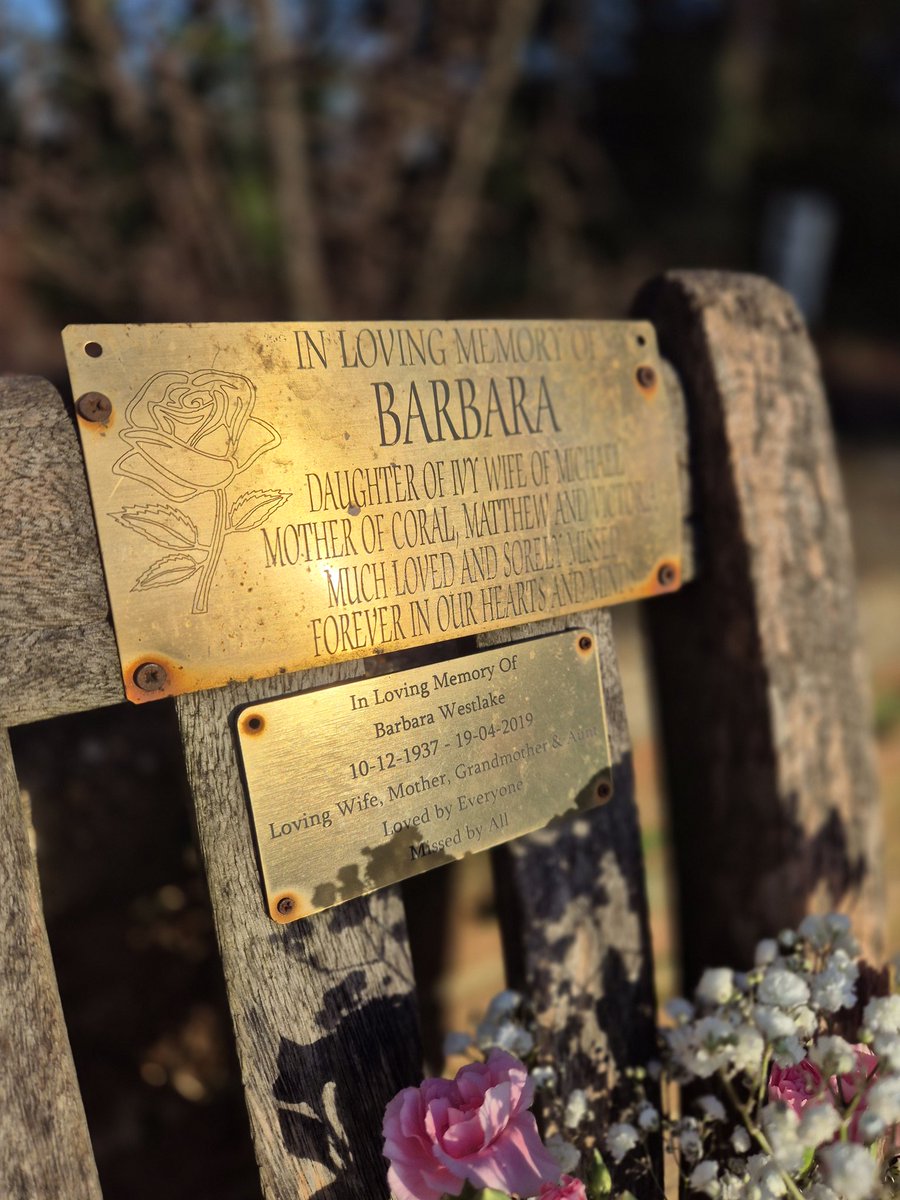 missfortytwo's tweet image. Went to see my Mum and my Nan today, took flowers and sat on their bench. 

Was a beautiful day to go, was Mum's birthday yesterday, the sun was shining and there were squirrels ... 

#mum #church #Christmas xx
