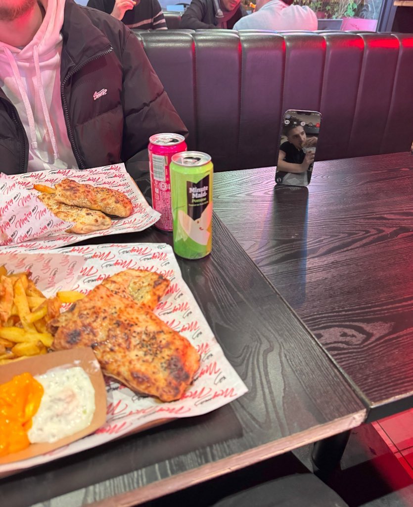 ademosama_'s tweet image. Mon pote il est tellement à terre niveau thune qu’il a mangé avec nous en FaceTime 😭