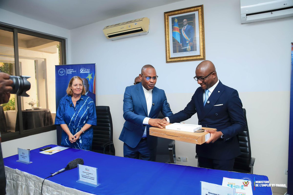 MinEmploiTraRDC's tweet photo. #RDC
#INFOS 11.12.2025

Le Ministre de l’Emploi inaugure la Control Room de l’@onem_cd et reçoit un lot de matériels informatiques

Aux environs de 13h, ce jeudi 11 décembre, le Ministre de l’Emploi et Travail, Ferdinand MASSAMBA WA MASSAMBA, s’est rendu au siège de l’Office National de l’Emploi (ONEM) pour présider une double cérémonie : la réception de nouveaux matériels informatiques et l’inauguration officielle de la Control Room.

L’événement a réuni plusieurs personnalités, dont des représentants de la Présidence de la République, du patronat, des syndicats ainsi que de nombreux acteurs du secteur de l’emploi.

Prenant la parole, le Directeur général de l’ONEM, Fanon BEYA, a salué la vision du Chef de l’État et le leadership du Ministre MASSAMBA. Il a également expliqué la portée stratégique de cette nouvelle salle de contrôle, conçue pour moderniser le suivi, la coordination et l’analyse des services de l’ONEM.

La représentante-pays d’Enabel a, pour sa part, mis en avant la qualité du partenariat entre la Belgique et la RDC, exprimant le souhait de voir cette coopération s’intensifier dans les années à venir.

Dans son allocution, le Ministre MASSAMBA a adressé un message fort aux jeunes demandeurs d’emploi, les invitant à profiter pleinement des nouveaux dispositifs et outils désormais disponibles pour faciliter leur insertion professionnelle.

La cérémonie s’est conclue par la remise officielle d’un lot d’équipements informatiques — ordinateurs, tablettes et accessoires — destinés dans un premier temps à Kinshasa, au Lualaba et au Haut-Katanga. L’inauguration de la Control Room a marqué l’ultime étape : un outil moderne destiné à rapprocher les services du public, produire des statistiques fiables, améliorer l’efficacité de l’ONEM et renforcer la gouvernance du secteur de l’emploi, conformément à la vision du Président Félix Antoine Tshisekedi.