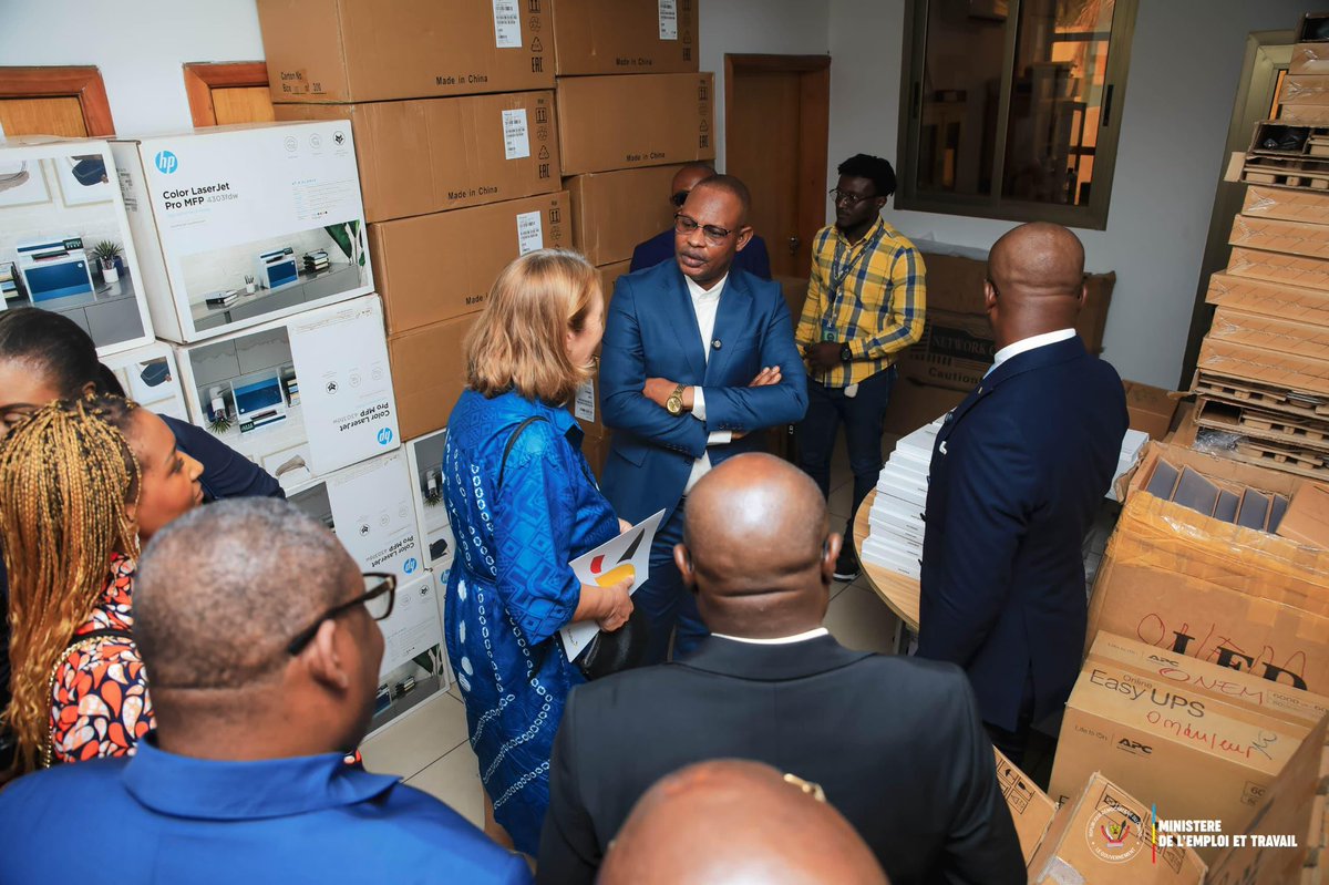 MinEmploiTraRDC's tweet photo. #RDC
#INFOS 11.12.2025

Le Ministre de l’Emploi inaugure la Control Room de l’@onem_cd et reçoit un lot de matériels informatiques

Aux environs de 13h, ce jeudi 11 décembre, le Ministre de l’Emploi et Travail, Ferdinand MASSAMBA WA MASSAMBA, s’est rendu au siège de l’Office National de l’Emploi (ONEM) pour présider une double cérémonie : la réception de nouveaux matériels informatiques et l’inauguration officielle de la Control Room.

L’événement a réuni plusieurs personnalités, dont des représentants de la Présidence de la République, du patronat, des syndicats ainsi que de nombreux acteurs du secteur de l’emploi.

Prenant la parole, le Directeur général de l’ONEM, Fanon BEYA, a salué la vision du Chef de l’État et le leadership du Ministre MASSAMBA. Il a également expliqué la portée stratégique de cette nouvelle salle de contrôle, conçue pour moderniser le suivi, la coordination et l’analyse des services de l’ONEM.

La représentante-pays d’Enabel a, pour sa part, mis en avant la qualité du partenariat entre la Belgique et la RDC, exprimant le souhait de voir cette coopération s’intensifier dans les années à venir.

Dans son allocution, le Ministre MASSAMBA a adressé un message fort aux jeunes demandeurs d’emploi, les invitant à profiter pleinement des nouveaux dispositifs et outils désormais disponibles pour faciliter leur insertion professionnelle.

La cérémonie s’est conclue par la remise officielle d’un lot d’équipements informatiques — ordinateurs, tablettes et accessoires — destinés dans un premier temps à Kinshasa, au Lualaba et au Haut-Katanga. L’inauguration de la Control Room a marqué l’ultime étape : un outil moderne destiné à rapprocher les services du public, produire des statistiques fiables, améliorer l’efficacité de l’ONEM et renforcer la gouvernance du secteur de l’emploi, conformément à la vision du Président Félix Antoine Tshisekedi.