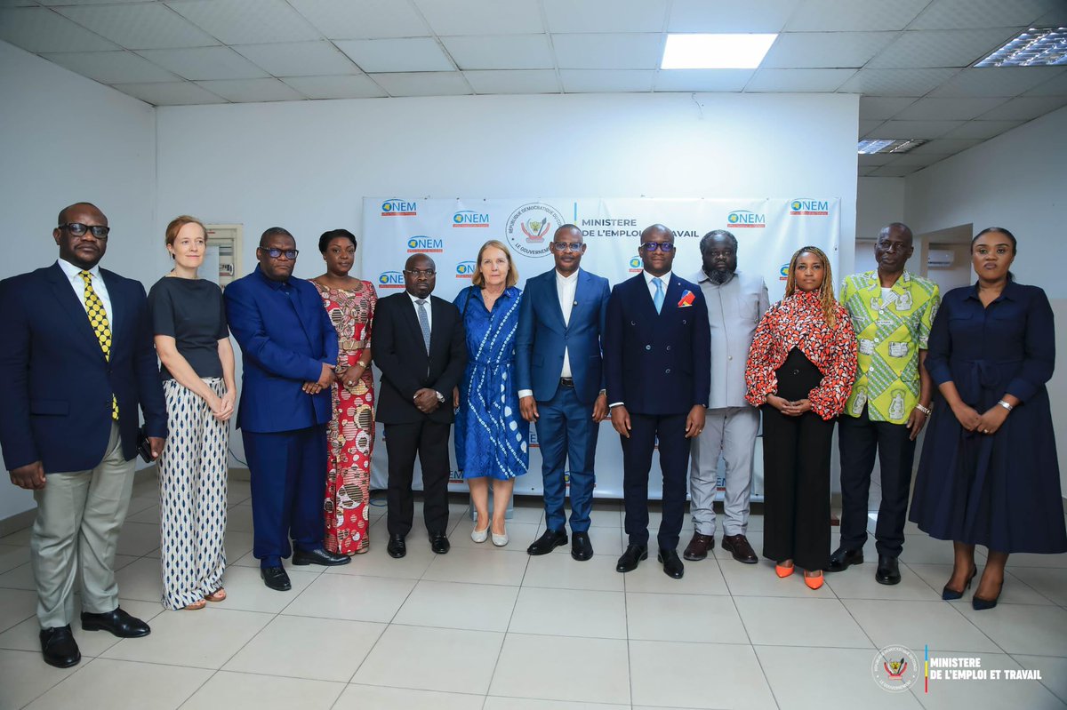 MinEmploiTraRDC's tweet photo. #RDC
#INFOS 11.12.2025

Le Ministre de l’Emploi inaugure la Control Room de l’@onem_cd et reçoit un lot de matériels informatiques

Aux environs de 13h, ce jeudi 11 décembre, le Ministre de l’Emploi et Travail, Ferdinand MASSAMBA WA MASSAMBA, s’est rendu au siège de l’Office National de l’Emploi (ONEM) pour présider une double cérémonie : la réception de nouveaux matériels informatiques et l’inauguration officielle de la Control Room.

L’événement a réuni plusieurs personnalités, dont des représentants de la Présidence de la République, du patronat, des syndicats ainsi que de nombreux acteurs du secteur de l’emploi.

Prenant la parole, le Directeur général de l’ONEM, Fanon BEYA, a salué la vision du Chef de l’État et le leadership du Ministre MASSAMBA. Il a également expliqué la portée stratégique de cette nouvelle salle de contrôle, conçue pour moderniser le suivi, la coordination et l’analyse des services de l’ONEM.

La représentante-pays d’Enabel a, pour sa part, mis en avant la qualité du partenariat entre la Belgique et la RDC, exprimant le souhait de voir cette coopération s’intensifier dans les années à venir.

Dans son allocution, le Ministre MASSAMBA a adressé un message fort aux jeunes demandeurs d’emploi, les invitant à profiter pleinement des nouveaux dispositifs et outils désormais disponibles pour faciliter leur insertion professionnelle.

La cérémonie s’est conclue par la remise officielle d’un lot d’équipements informatiques — ordinateurs, tablettes et accessoires — destinés dans un premier temps à Kinshasa, au Lualaba et au Haut-Katanga. L’inauguration de la Control Room a marqué l’ultime étape : un outil moderne destiné à rapprocher les services du public, produire des statistiques fiables, améliorer l’efficacité de l’ONEM et renforcer la gouvernance du secteur de l’emploi, conformément à la vision du Président Félix Antoine Tshisekedi.