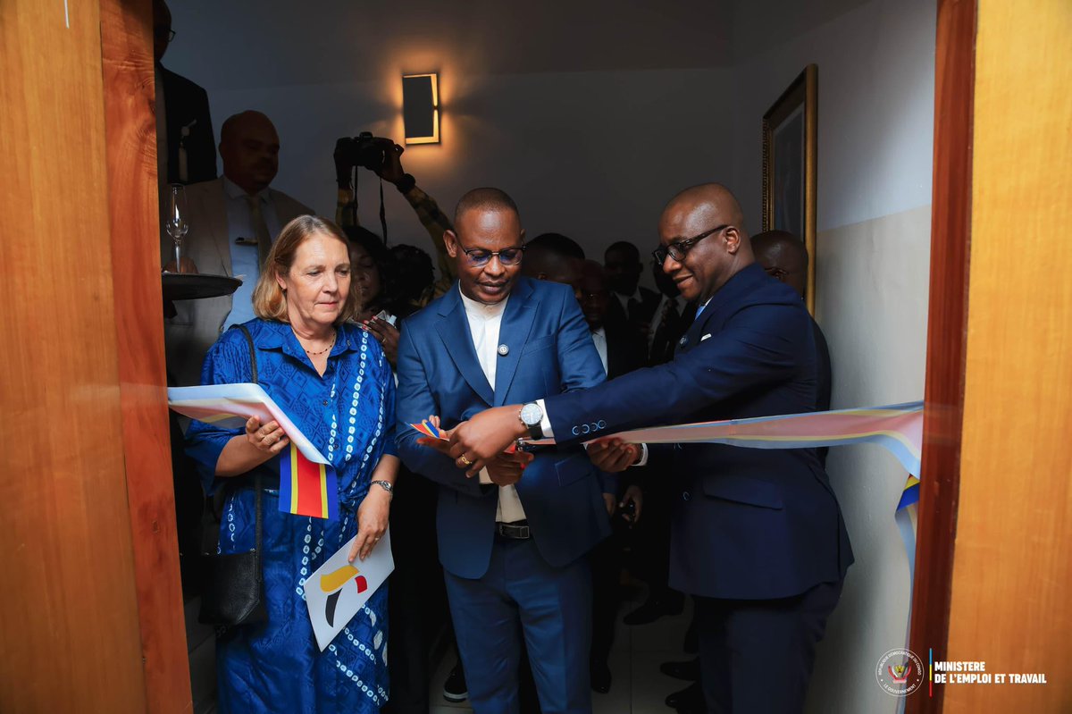MinEmploiTraRDC's tweet photo. #RDC
#INFOS 11.12.2025

Le Ministre de l’Emploi inaugure la Control Room de l’@onem_cd et reçoit un lot de matériels informatiques

Aux environs de 13h, ce jeudi 11 décembre, le Ministre de l’Emploi et Travail, Ferdinand MASSAMBA WA MASSAMBA, s’est rendu au siège de l’Office National de l’Emploi (ONEM) pour présider une double cérémonie : la réception de nouveaux matériels informatiques et l’inauguration officielle de la Control Room.

L’événement a réuni plusieurs personnalités, dont des représentants de la Présidence de la République, du patronat, des syndicats ainsi que de nombreux acteurs du secteur de l’emploi.

Prenant la parole, le Directeur général de l’ONEM, Fanon BEYA, a salué la vision du Chef de l’État et le leadership du Ministre MASSAMBA. Il a également expliqué la portée stratégique de cette nouvelle salle de contrôle, conçue pour moderniser le suivi, la coordination et l’analyse des services de l’ONEM.

La représentante-pays d’Enabel a, pour sa part, mis en avant la qualité du partenariat entre la Belgique et la RDC, exprimant le souhait de voir cette coopération s’intensifier dans les années à venir.

Dans son allocution, le Ministre MASSAMBA a adressé un message fort aux jeunes demandeurs d’emploi, les invitant à profiter pleinement des nouveaux dispositifs et outils désormais disponibles pour faciliter leur insertion professionnelle.

La cérémonie s’est conclue par la remise officielle d’un lot d’équipements informatiques — ordinateurs, tablettes et accessoires — destinés dans un premier temps à Kinshasa, au Lualaba et au Haut-Katanga. L’inauguration de la Control Room a marqué l’ultime étape : un outil moderne destiné à rapprocher les services du public, produire des statistiques fiables, améliorer l’efficacité de l’ONEM et renforcer la gouvernance du secteur de l’emploi, conformément à la vision du Président Félix Antoine Tshisekedi.