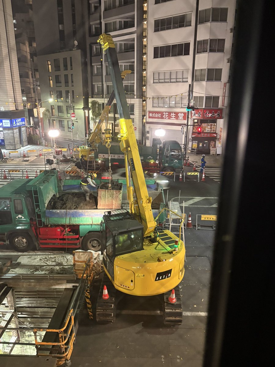 Kinako_v_'s tweet photo. ホテルの2階　目の前工事
うるさすぎてさすがに寝れない…
イヤホンつけたら寝れるかと気楽に考えてはや2時半、もう部屋変えろなんて言えないや…🥹 https://t.co/rgJiCRwFgN