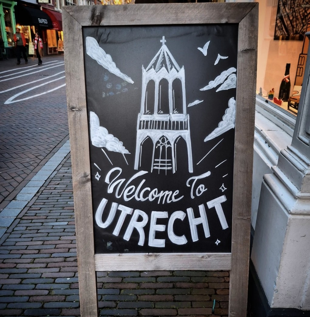 De_Dwarslat's tweet photo. Utrecht.
#FCUNFFC https://t.co/G8J5CGqghJ