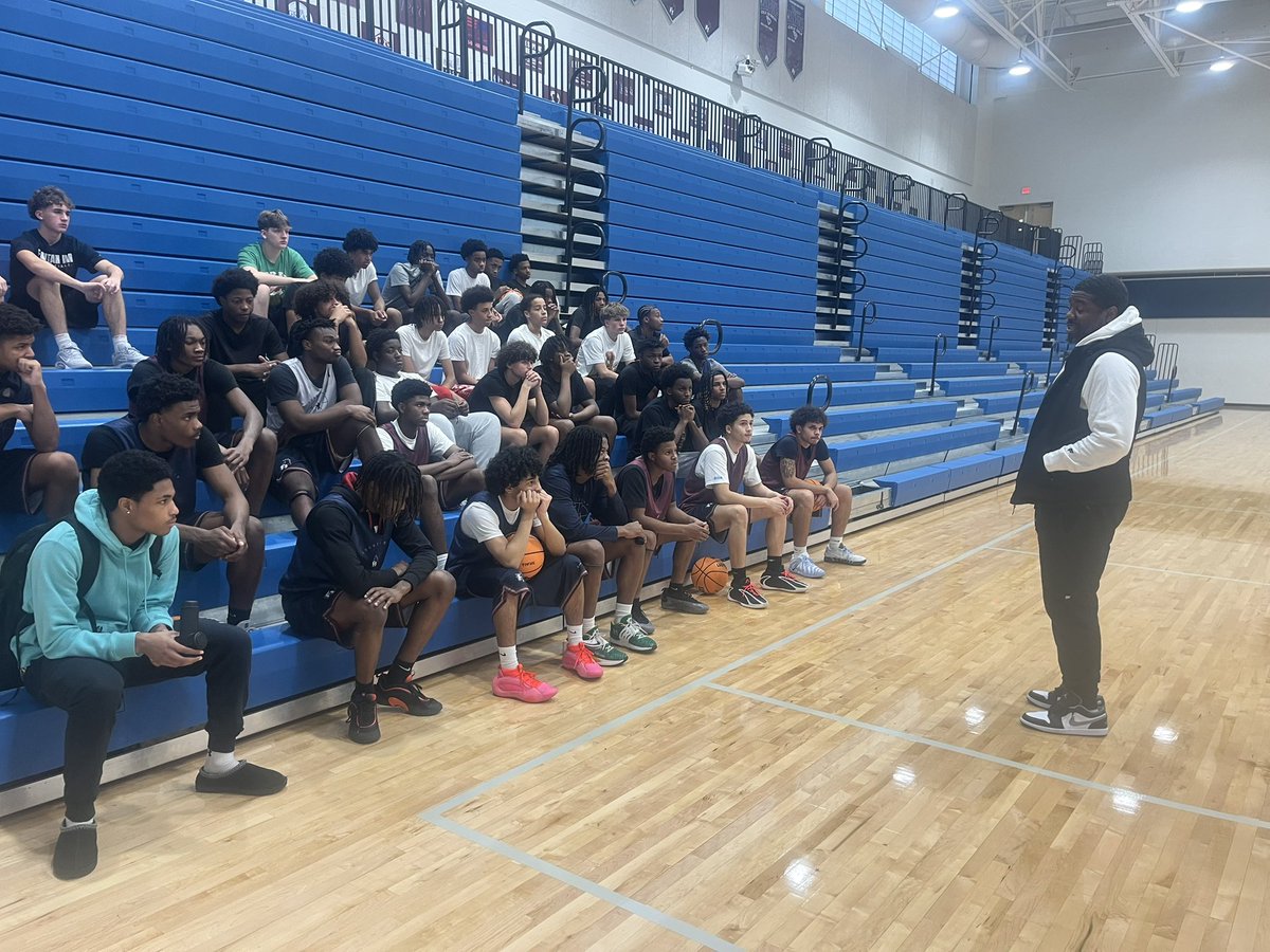 BasketballFihs's tweet photo. Big s/o to SC legend Shammond Williams for stopping by to give the young fellas some words of wisdom on what it takes to be successful in life and on the court #StrengthInnNumbers https://t.co/72sN66HW4G